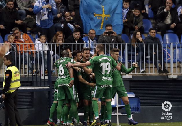 Los jugadores del Sporting celebran el gol en La Rosaleda. Los jugadores del Sporting celebran el gol en La Rosaleda.
