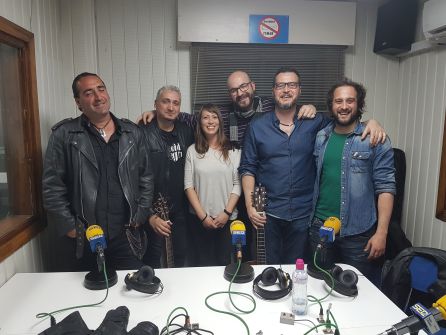 Componentes de Fundido a Negro posan junto a Ana Gómez y Manu Flores Componentes de Fundido a Negro posan junto a Ana Gómez y Manu Flores