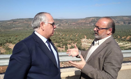 El delegado territorial de Fomento, Jesús Estrella, escucha las explicaciones de José Manuel Leal sobre la carretera que une Sorihuela del Guadalimar con la N-322 y futura autovía A-32 en una visita reciente. El delegado territorial de Fomento, Jesús Estrella, escucha las explicaciones de José Manuel Leal sobre la carretera que une Sorihuela del Guadalimar con la N-322 y futura autovía A-32 en una visita reciente.