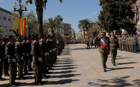 El General Jefe de la Brigada “Guzmán el Bueno” X, D. Aroldo Lázaro Sáenz, Comandante Militar de la plaza de Córdoba y Jaén, pasa revista a la Fuerza El General Jefe de la Brigada “Guzmán el Bueno” X, D. Aroldo Lázaro Sáenz, Comandante Militar de la plaza de Córdoba y Jaén, pasa revista a la Fuerza