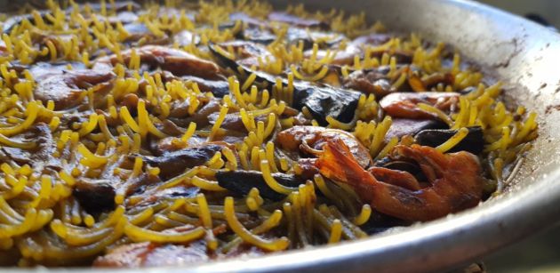 Fideuà de gamba ratllada, carxofes i bolets Fideuà de gamba ratllada, carxofes i bolets