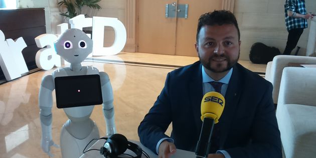 Eduardo Gómez junto a la robot Marta Eduardo Gómez junto a la robot Marta