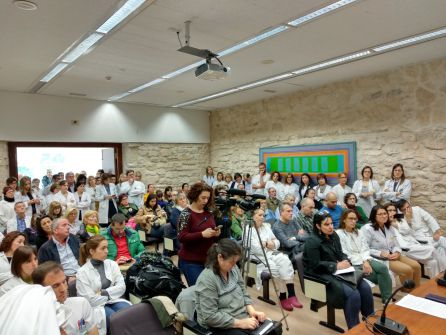 El salón de actos de "El Mediquín" se quedaba pequeño para acoger a quienes han acompañado al personal del servicio de Urgencias del Hospital de los SAntos Reyes en su comparecencia pública El salón de actos de "El Mediquín" se quedaba pequeño para acoger a quienes han acompañado al personal del servicio de Urgencias del Hospital de los SAntos Reyes en su comparecencia pública