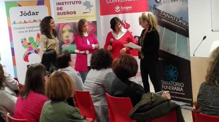 Entrega de los diplomas acrditativos por las representantesde la empresa organizadora y la concejala de Igualdad Entrega de los diplomas acrditativos por las representantesde la empresa organizadora y la concejala de Igualdad