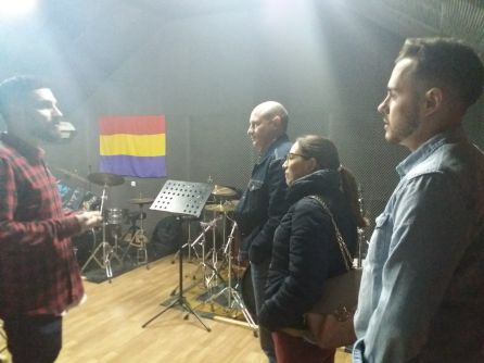 El presidente de PeñaRock, izquierda, mostraba el local de ensayo a alcalde y concejala de cultura y festejos El presidente de PeñaRock, izquierda, mostraba el local de ensayo a alcalde y concejala de cultura y festejos
