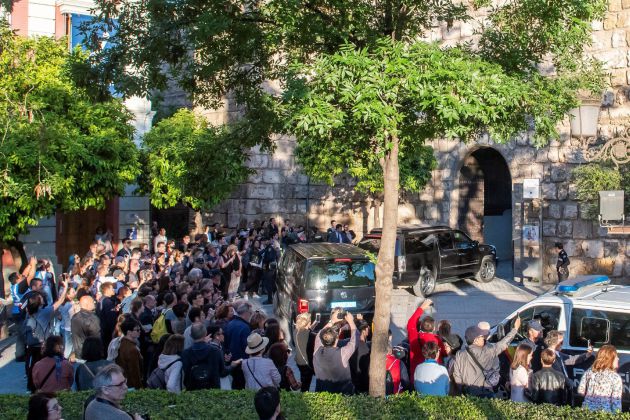 Un grupo de persona se concentra a la llegada en coche de el expresidente de EEUU Barak Obama a los Reales Alcázares de Sevilla tras haber participado en la cumbre de World Travel & Tourism Council 2019 (WTTC) que se ha inaugurado este miércoles en Sevilla. Un grupo de persona se concentra a la llegada en coche de el expresidente de EEUU Barak Obama a los Reales Alcázares de Sevilla tras haber participado en la cumbre de World Travel & Tourism Council 2019 (WTTC) que se ha inaugurado este miércoles en Sevilla.
