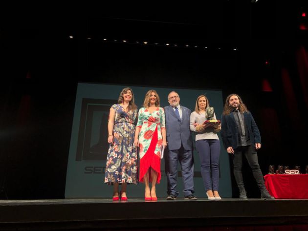 Encarna Talavera, junto a premiados, en la Gala de entrega de los I Premios Hora Cofrade Encarna Talavera, junto a premiados, en la Gala de entrega de los I Premios Hora Cofrade
