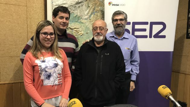 César Barta (a la derecha) junto a Carlos Calvo. A la izquierda, Paula Vicente, subdirectora, e Ignacio Blanco, director de 'La Voz Nazarena'. César Barta (a la derecha) junto a Carlos Calvo. A la izquierda, Paula Vicente, subdirectora, e Ignacio Blanco, director de 'La Voz Nazarena'.