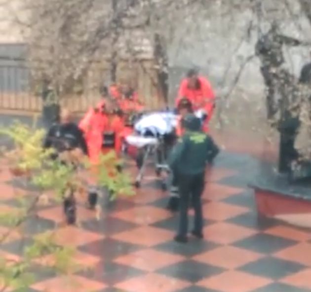 Los servicios sanitarios trasladan el cadáver de un hombre tras un tiroteo en La Zubia (Granada) Los servicios sanitarios trasladan el cadáver de un hombre tras un tiroteo en La Zubia (Granada)