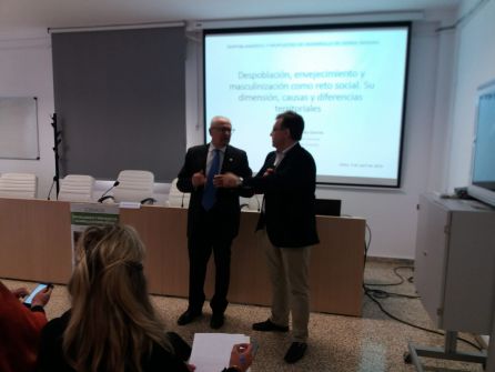 Manuel Parras presenta al profesor Eugenio Cejudo Manuel Parras presenta al profesor Eugenio Cejudo