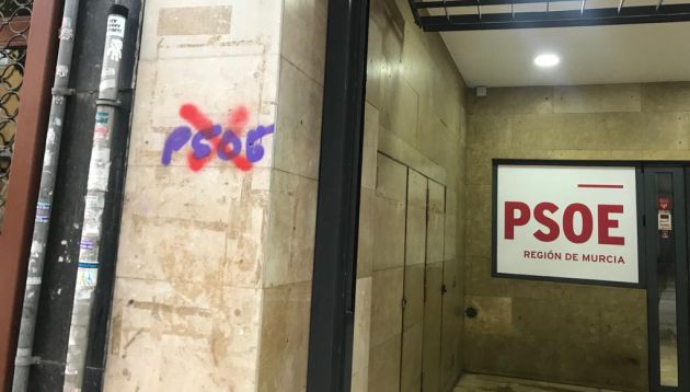La sede regional del PSOE amanece con pintadas La sede regional del PSOE amanece con pintadas
