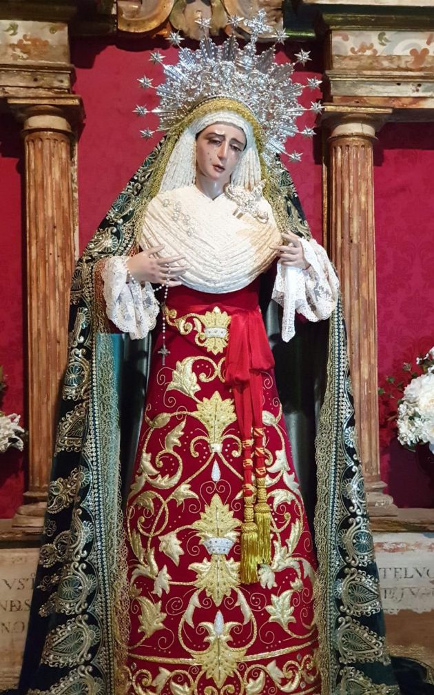 Virgen de la Salud luciendo ya el nuevo terno con el que saldrá en procesión la noche del Miércoles Santo Virgen de la Salud luciendo ya el nuevo terno con el que saldrá en procesión la noche del Miércoles Santo