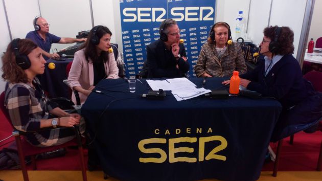 De izquierda a derecha, Isabel Fernández, Cristina González, Salomón Hachuel, Concha Yoldi y Margarita Paneque De izquierda a derecha, Isabel Fernández, Cristina González, Salomón Hachuel, Concha Yoldi y Margarita Paneque