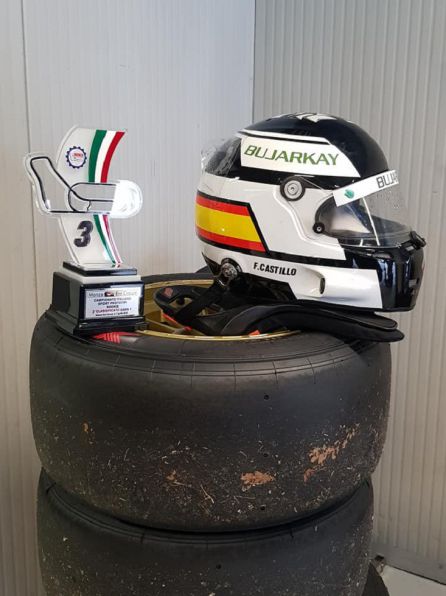 Trofeo junto al casco de Fidel Trofeo junto al casco de Fidel