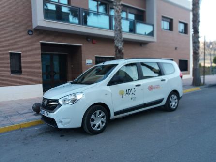 Vehículo adquirido por ADIJ Jódar, en colaboración con la Fundación ONCE Vehículo adquirido por ADIJ Jódar, en colaboración con la Fundación ONCE