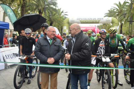 Patricio Lupiáñez (a la izquierda) representando a Caja Rural en la salida Patricio Lupiáñez (a la izquierda) representando a Caja Rural en la salida