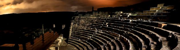 Teatro romano de Segóbriga de noche. Teatro romano de Segóbriga de noche.