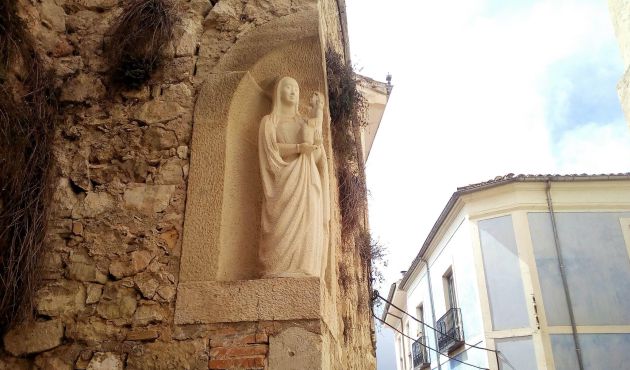 Virgen con Niño, de Fausto Culebras en la calle Madre de Dios de Cuenca. Virgen con Niño, de Fausto Culebras en la calle Madre de Dios de Cuenca.