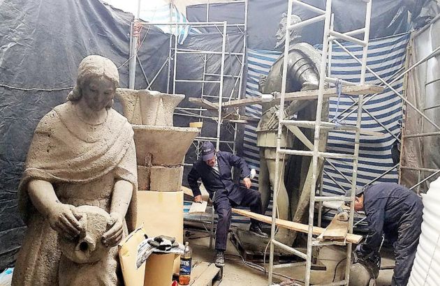 La chola cuencana y el Monumento de Hurtado de Mendoza, restaurados por las obras del tranvía de Cuenca del Ecuador. La chola cuencana y el Monumento de Hurtado de Mendoza, restaurados por las obras del tranvía de Cuenca del Ecuador.