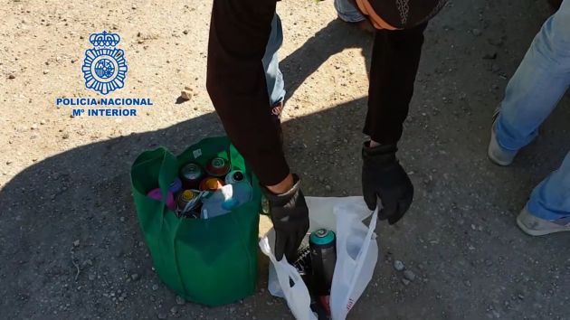 La Policía Nacional de Guadalajara detiene a 21 grafiteros que pintaban vagones de tren en la estación de Renfe: 21 grafiteros detenidos por pintar vagones de tren en la estación de Guadalajara La Policía Nacional de Guadalajara detiene a 21 grafiteros que pintaban vagones de tren en la estación de Renfe: 21 grafiteros detenidos por pintar vagones de tren en la estación de Guadalajara