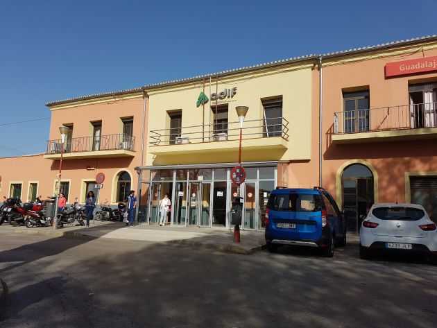 La Policía Nacional de Guadalajara detiene a 21 grafiteros que pintaban vagones de tren en la estación de Renfe: 21 grafiteros detenidos por pintar vagones de tren en la estación de Guadalajara La Policía Nacional de Guadalajara detiene a 21 grafiteros que pintaban vagones de tren en la estación de Renfe: 21 grafiteros detenidos por pintar vagones de tren en la estación de Guadalajara