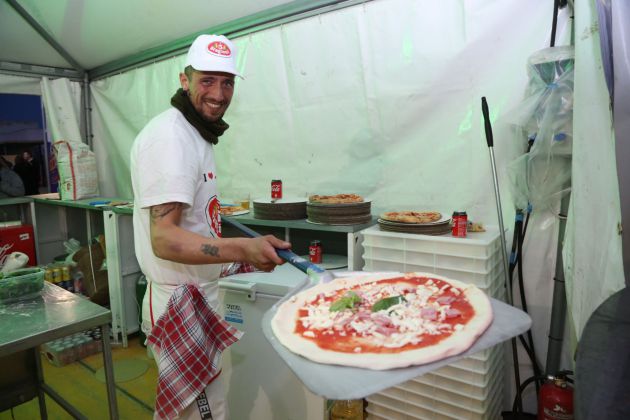 Pizza lista para ser introducida en el horno Pizza lista para ser introducida en el horno