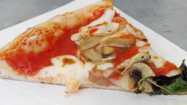 Porción de pizza de champiñones de Los Napolitanos Porción de pizza de champiñones de Los Napolitanos
