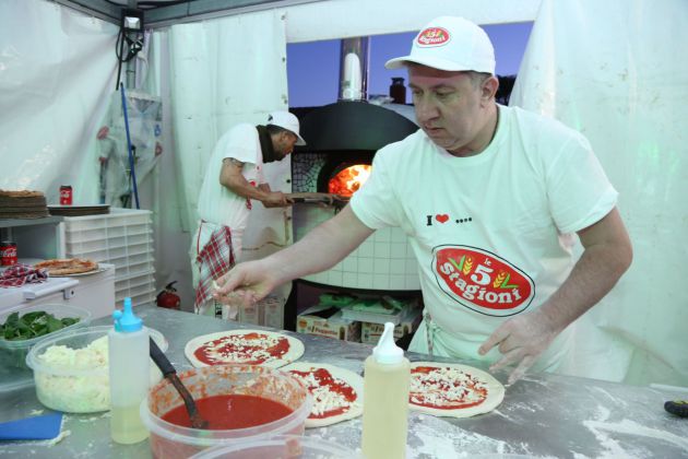 Personal de Los Napolitanos, en acción con el horno de leña a punto Personal de Los Napolitanos, en acción con el horno de leña a punto