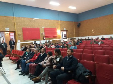 Público asistente a la pressentación, con el candidato a la alcadía en primer plano Público asistente a la pressentación, con el candidato a la alcadía en primer plano