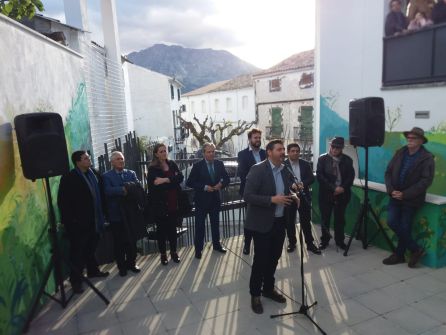 Presentación de Marco Antonio Bernal, director de Paleomágina, ante las autoridades Presentación de Marco Antonio Bernal, director de Paleomágina, ante las autoridades