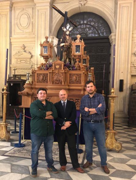 De izquierda a derecha, José Manuel Peña, Alejandro Mateos, hermano mayor del Cristo de La Corona; y Fran Soria, prioste de la corporación De izquierda a derecha, José Manuel Peña, Alejandro Mateos, hermano mayor del Cristo de La Corona; y Fran Soria, prioste de la corporación