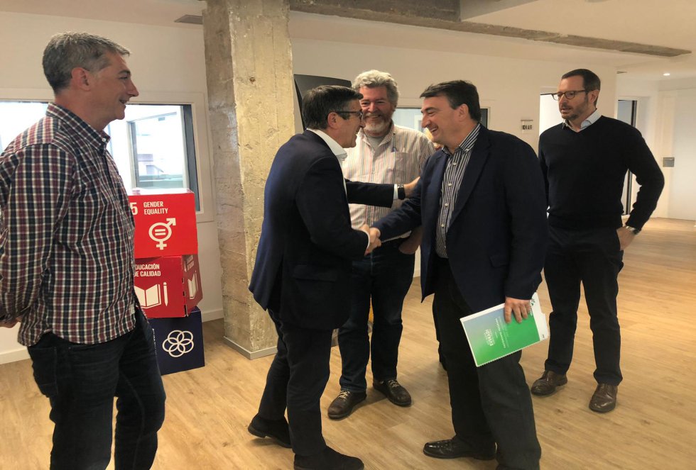 Patxi López saluda a Aitor Esteban en presencia del resto de invitados al debate Patxi López saluda a Aitor Esteban en presencia del resto de invitados al debate