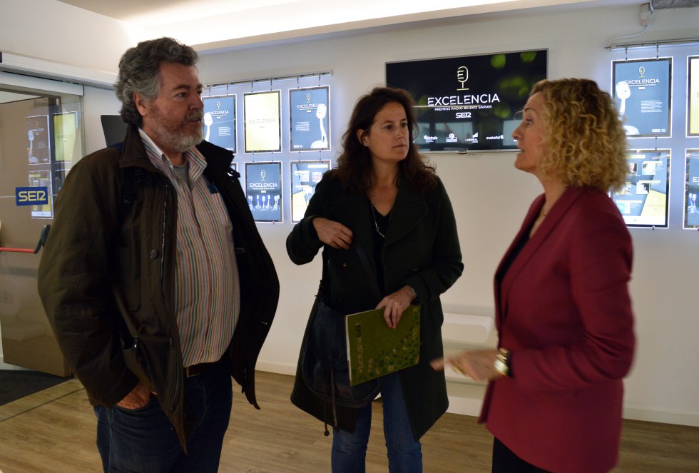 Juantxo López de Uralde (Elkarrekin Podemos) es recibido por la directora, Begoña Marañón Juantxo López de Uralde (Elkarrekin Podemos) es recibido por la directora, Begoña Marañón