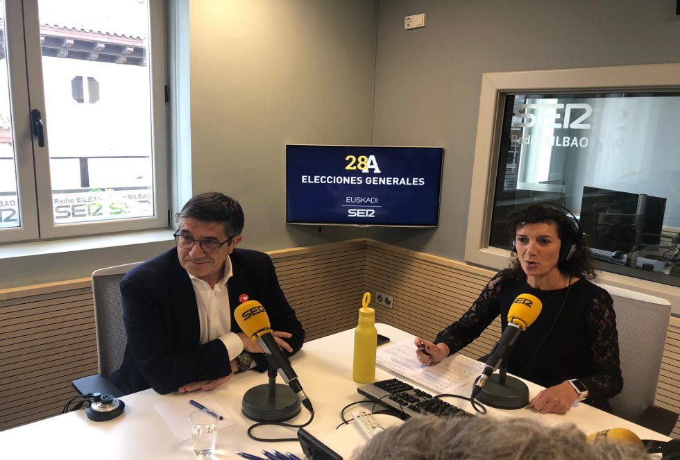 Patxi López (PSE-EE) y Eva Domaika en un momento del debate Patxi López (PSE-EE) y Eva Domaika en un momento del debate