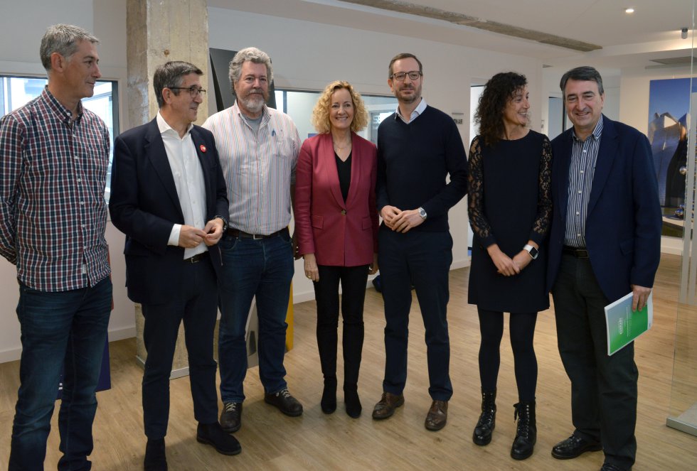 Los candidatos con la directora de Cadena SER Euskadi, Begoña Marañón, y Eva Domaika, conductora del debate Los candidatos con la directora de Cadena SER Euskadi, Begoña Marañón, y Eva Domaika, conductora del debate