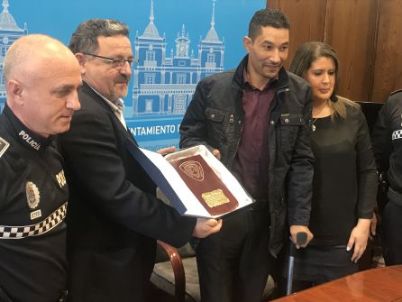 El inmigrante Ouadia El Farisse, reconocido por la policía tras intentar impedir un robo en Ponferrada El inmigrante Ouadia El Farisse, reconocido por la policía tras intentar impedir un robo en Ponferrada