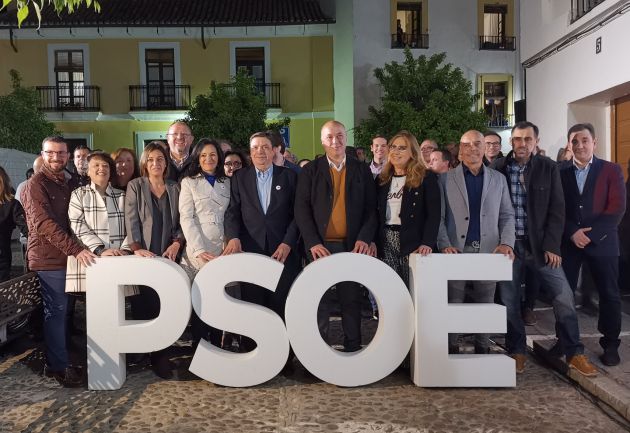 El PSOE, anoche en la plaza Abades. El PSOE, anoche en la plaza Abades.