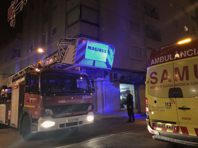 Hasta el lugar del incidente se han trasladado varios coches de Policía Local, Nacional, cuerpo de bomberos y una unidad de SAMU. Hasta el lugar del incidente se han trasladado varios coches de Policía Local, Nacional, cuerpo de bomberos y una unidad de SAMU.