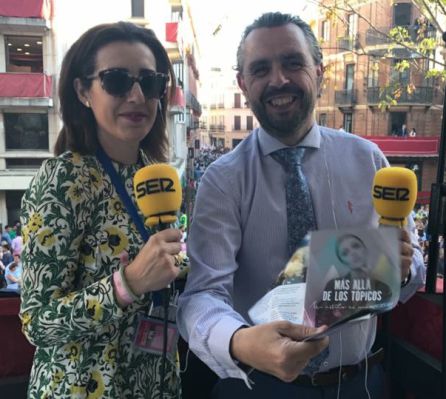 Elena Carazo junto a Paco García en el balcón del Banco de Santander en La Campana Elena Carazo junto a Paco García en el balcón del Banco de Santander en La Campana