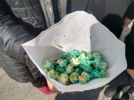 ... tenían que ser azules, pero han salido un poco verdosas, un poco del color de Vox ... tenían que ser azules, pero han salido un poco verdosas, un poco del color de Vox