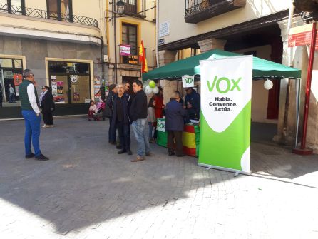 El stand de VOX en la Plaza del Trigo. El stand de VOX en la Plaza del Trigo.