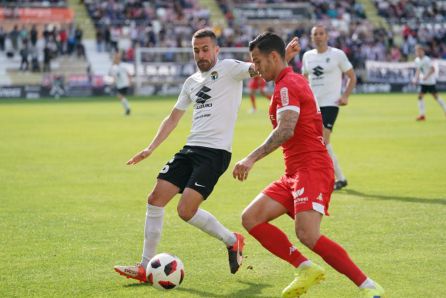 Romero pugna por un balón con Borja Sánchez Romero pugna por un balón con Borja Sánchez