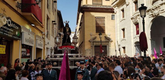 El Señor del Rescate, en su salida en la placeta de la iglesia de La Magdalena El Señor del Rescate, en su salida en la placeta de la iglesia de La Magdalena