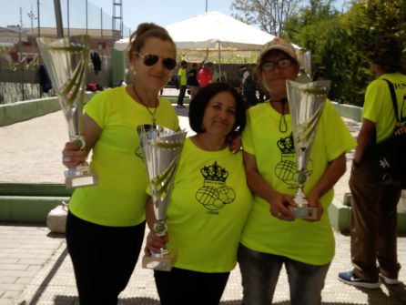 Integrantes de la tripleta femenina, muestran sus trofeos Integrantes de la tripleta femenina, muestran sus trofeos