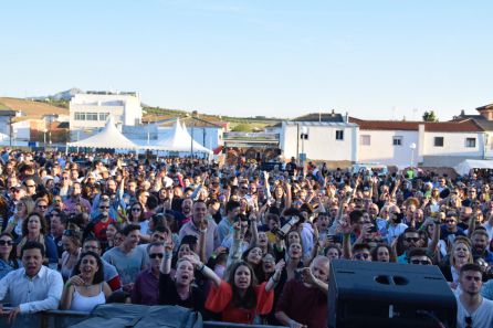 La actuacion de los distintos grupos contó con un público entregado La actuacion de los distintos grupos contó con un público entregado