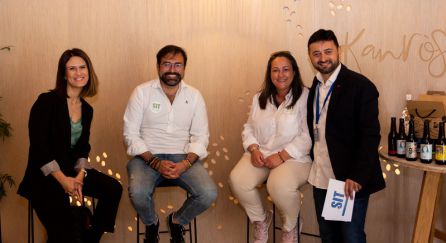 La periodista Amparo Fernández i Santiago Hernández "flanquegen" els MasterChefs Toni i Esmeralda La periodista Amparo Fernández i Santiago Hernández "flanquegen" els MasterChefs Toni i Esmeralda
