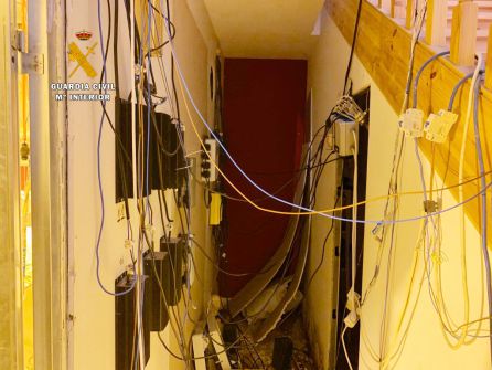 Al detenido también se le imputa un presunto delito de defraudación de fluido eléctrico. Al detenido también se le imputa un presunto delito de defraudación de fluido eléctrico.