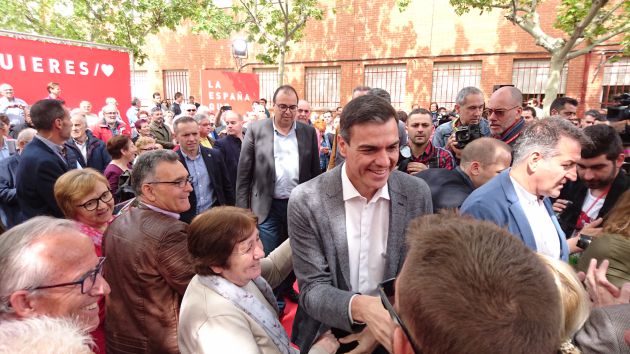 Pedro Sánchez con el alcalde de Leganés a su espalda Pedro Sánchez con el alcalde de Leganés a su espalda