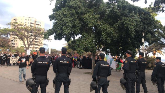 Un centenar de personas se concentra contra el acto de Vox en el Recinto Ferial Un centenar de personas se concentra contra el acto de Vox en el Recinto Ferial