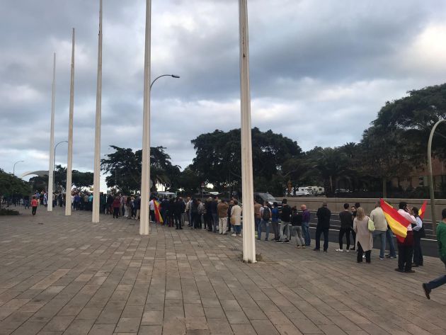 Un centenar de personas se concentra contra el acto de Vox en el Recinto Ferial Un centenar de personas se concentra contra el acto de Vox en el Recinto Ferial
